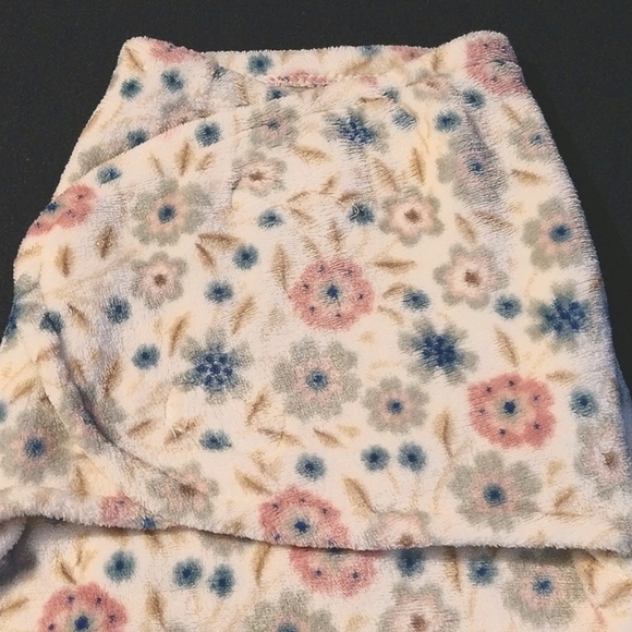 Elements of Style Baby Floral Swaddle - Picture 2 of 5